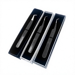 Pince à cils de marque privée, pointe argentée et revêtement noir, emballage en boîte cartonnée blanche/noire/argentée - Product Image 6