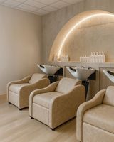 Fauteuil de lavage électrique inclinable en cuir PU beige avec cuvette en céramique, station de lavage de cheveux pour salon de coiffure