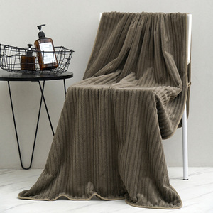 Toalla de Baño Extra Grande de Felpa de Coral Premium - Ultra Suave, Gruesa y Altamente Absorbente, de Secado Rápido para Adultos, Niños, Hogar y Playa - Product Image 4