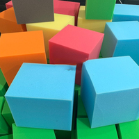 Cubes et blocs de mousse de polyuréthane ignifuges colorés pour piscines à balles de parc de trampoline et terrains de jeux mous