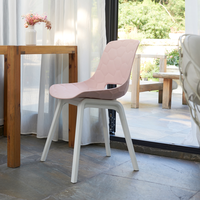 Chaise d'extérieur moderne en plastique avec design géométrique, élégante, confortable et légère, pour jardin, patio, balcon, parc.