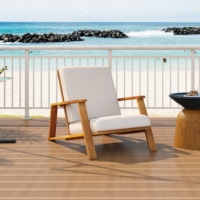 Chaise longue de patio moderne, chaise de club d'extérieur avec coussin en tissu beige et structure en bois de chêne pour cour et plage