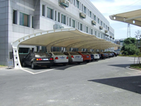 OEM ODM Moderne Haute Qualité Acier Revêtu de PVC Imperméable Abri de Stationnement Extérieur Autoportant pour 3 Voitures, Tente de Protection Solaire, Garage, 30 Ans