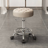 Tabouret roulant moderne réglable en hauteur 360 °   Tabouret de salon pivotant en cuir PU capitonné avec base chromée