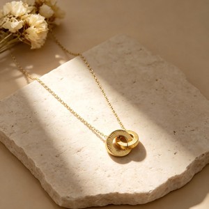 Collana con Doppio Anello a Numeri Romani in Tungsteno Senza Colore, Catena Leggera di Lusso Elettroplaccata per Donna - Product Image 3