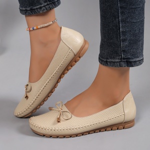 Mocassins décontractés confortables pour femmes en beige, ballerines plates à motif lézard avec nœud, semelle souple cousue à la main - Product Image 3
