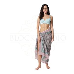 Sarong en coton imprimé à la main vert émeraude et rouge baie pour femmes, léger, idéal comme paréo de bikini, tenue de plage estivale - Product Image 4