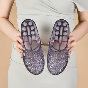 Nouvelles sandales compensées d'été pour femmes, chaussures en jelly à enfiler, sandales à bout fermé en cristal, plastique épaissi et ajouré - Product Image 6