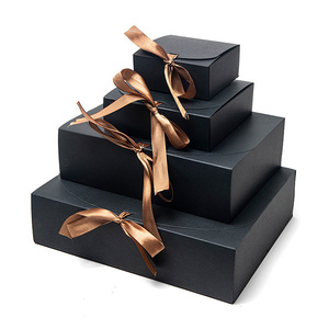 Boîtes pliantes de cadeau en papier de carton blanc personnalisé avec fermeture à ruban Emballage de boîte de papier pliable de mode - Product Image 1