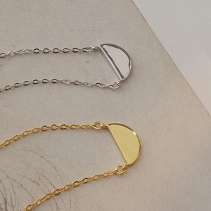 <span class=keywords><strong>Collana</strong></span> da Donna Minimalista con Ciondolo Mezza <span class=keywords><strong>Luna</strong></span> Placcato Oro in <span class=keywords><strong>Argento</strong></span> Sterling - Product Image 2