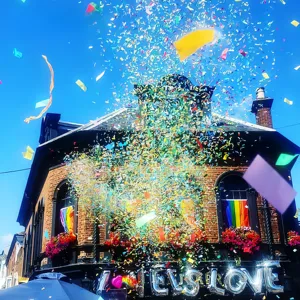 Grand lanceur de machine à confettis en papier coloré pour la célébration d'événements de scène de fête avec effet de glace sèche effet de machine arc-en-ciel