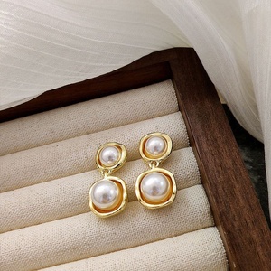 Boucles d'oreilles pendantes tendance plaquées or 14 carats avec perles Noor et perles d'imitation style français pour occasions festives féminines - Product Image 4