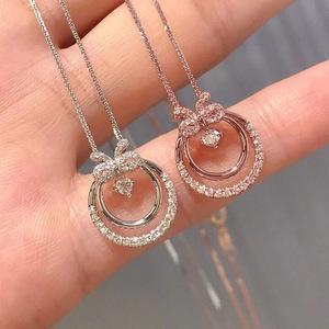 Collana con Ciondolo a Fiocco per Donne, Accessorio Elegante per Uso Quotidiano - Product Image 1
