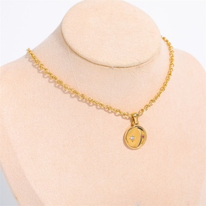 Collares al por mayor con colgante redondo de oro PVD y circonitas de sol y luna para mujer - Product Image 3