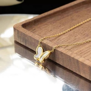 French Simple Collection Plaqué Or 18K Chaîne Clavicule Petites Boucles d'Oreilles Papillon Coquillage Blanc Frais pour Anniversaires - Product Image 5
