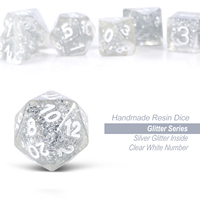 Vente en gros d'usine - Jeu de dés polyédriques en résine carrés de 16 mm avec motif de dragon pour les jeux de rôle Dungeons & Dragons D&D