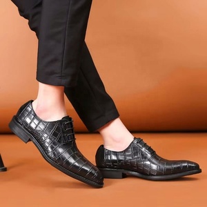 Chaussures habillées d'affaires pour hommes en cuir véritable à bout fermé, style mocassin, best-seller 2026, design gaufré peint à la main, collection automne - Product Image 3