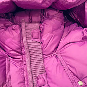 Chaqueta Acolchada con Capucha Extra Grande en Color Fucsia Vibrante, con Ribete de Punto y Bolsillos con Broches, Abrigo Corto Cálido para Invierno, Venta al Por Mayor - Product Image 4