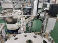 Bouteille d'huile essentielle de parfum automatique, bâton de déodorant en rouleau sur machine de remplissage