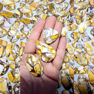 Jaspe Mookaite Brecciado Natural, Cabujón Tallado en Pera, Gema Suelta para Joyería, Pulido en Amarillo, Blanco y Marrón - Product Image 1