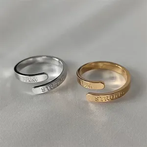 แหวนเปิดปรับได้ คําคมแกะสลักแบบกําหนดเอง ชุบทอง แหวนสแตนเลสแบบกําหนดเอง ผู้หญิงยืนยันแหวน เครื่องประดับสร้างแรงบันดาลใจ