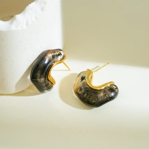 ต่างหูเรซิ่นรูปตัว C สแตนเลสสตีล 304 ชุบทอง 18K สไตล์มินิมอล เรียบง่าย เหมาะสำหรับผู้หญิง สวมใส่ได้ทุกวัน - Product Image 6