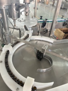 Machine de capsulage de remplissage de flacon de petite bouteille électrique rotative automatique <span class=keywords><strong>pour</strong></span> huiles essentielles gouttes oculaires colle liquide réactifs <span class=keywords><strong>pour</strong></span> tubes de sang - Product Image 5