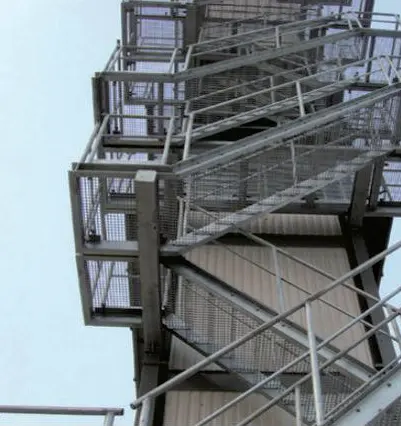 Zarif işçilik açık merdiven basamakları kaymaz plaka çelik güvenlik demir ızgara galvanizli yürüme yolu ızgarası