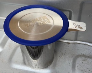 Infusore per Tè in Acciaio Inox 18/8 Extra Fine, Ecologico, <span class=keywords><strong>con</strong></span> Grande Capacità, Doppi Manici e Vassoio Raccogligocce per Teiera Sospesa - Product Image 3