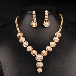 Nouveau lot de bijoux de luxe vendus en gros collier de perles de mariée avec strass complet ensemble de boucles d'oreilles collier à pendentif vintage pour mariage pour <span class=keywords><strong>femmes</strong></span> - Product Image 1
