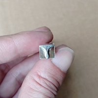 Outils de gravure et d'embossage en acier de précision, pour le marquage du cuir et l'application de motifs géométriques sur les cadres.
