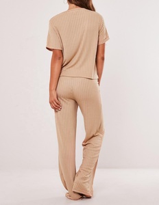 Ensemble de <span class=keywords><strong>pyjama</strong></span> deux pièces côtelé de haute qualité pour femme, comprenant un <span class=keywords><strong>haut</strong></span> court à <span class=keywords><strong>manches</strong></span> <span class=keywords><strong>longues</strong></span> et un short, idéal pour la détente et le sommeil. - Product Image 6