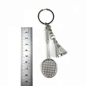 Porte-clés de badminton 3D mini mignon en gros, porte-clés promotionnels de sport de luxe en métal, personnalisables en vrac pour clés de voiture et porte-clés sportifs - Product Image 4