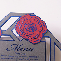 Tarjeta de menú de papel floral de nuevo diseño con patrón troquelado y texto de lámina azul para eventos de bodas y fiestas de cumpleaños