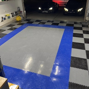 Dalles de sol en PVC écologiques et sécurisées, non toxiques, durables pour les chambres d'enfants, les aires de jeux, les garages, avec fonction antidérapante et texture de surface unie - Product Image 1
