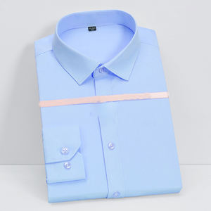 Chemise de bureau élégante pour homme avec col structuré, manches longues et tissu respirant en mélange de coton et de polyester - Product Image 4