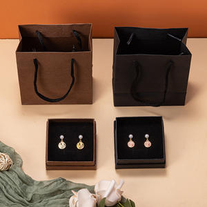 Boîte à bijoux personnalisable en bois grainé pour boucles d'oreilles, colliers, bracelets et bagues – Emballage noir en bois grainé - Product Image 1