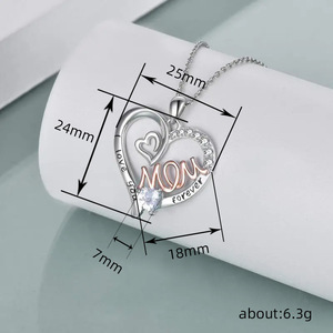 Collana per mamma con doppio cuore bicolore, elegante gioiello minimalista alla moda, regalo per la festa della mamma - Product Image 3