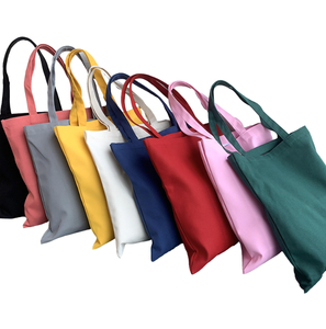 Sac en toile blanc en coton pur avec logo personnalisé, idéal pour la marquage à chaud et les sacs shopping en toile personnalisés. - Product Image 5