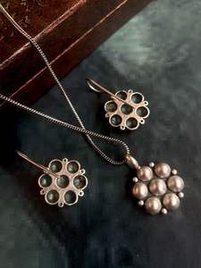 Traditional Kundan Meena Work Necklace Earring Set with Flower Motif Pendant Brass Jewelry for Wedding or Engagement <b>Oxidized</b> - Product Image 5