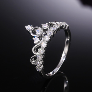 Anello Creativo con Corona in Micro Zirconi Pavé per Donne, Gioiello da Dito Scintillante e Alla Moda - Product Image 1
