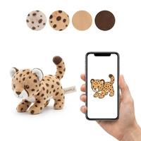 Peluche guépard personnalisée, entièrement tachetée, manteau brun, oreilles blanches, queue incurvée et surélevée, thème jungle, mascotte de marque personnalisée