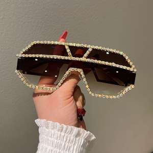 Lunettes de soleil rétro personnalisées avec logo, pour hommes et femmes, super grandes, avec diamants, UV400, lunettes de soleil en strass d'une seule pièce pour femmes - Product Image 3