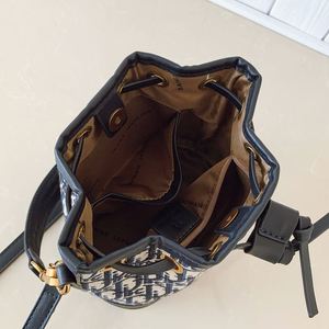 Fashionable Lady's Retro-style Bucket Bag. the <b>Handbag</b> Is Made of PU Material. Suitable for Daily Use. - Product Image 2