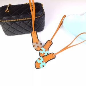 Breloque créative pour sac en forme de mini pantoufle, porte-clés mignon pour sandales d'été, anneau pour clés de voiture, accessoire de sac à main tendance, ornement de sac à dos - Product Image 2