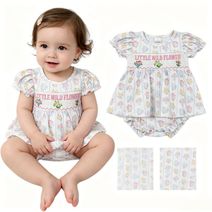 En Stock: Pelele de Verano para Bebés Niñas con Bordado de Pequeñas Flores Silvestres, Estilo Smocked, Venta al por Mayor, Ropa de Boutique Infantil a Precio de Fábrica - Product Image 1
