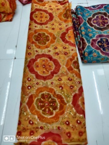 Tissu imprimé en organza prêt à stocker largeur 44 pouces tissu de vêtement pour la fabrication de draps de lit du fournisseur indien - Product Image 6