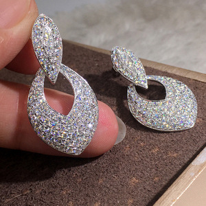 Orecchini a goccia cavi per donna, gioielli eleganti con pavé scintillante - Product Image 2
