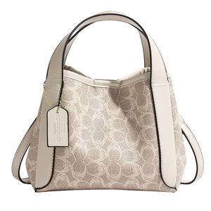 Bolso de Mano Casual Vintage Exclusivo para Damas. Hecho de material PU, adecuado para diversas ocasiones, incluyendo uso diario y al aire libre. - Product Image 1