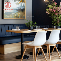 Ensemble de meubles modernes pour café, restaurant, salon de thé : banquettes en cuir et tables rectangulaires en bois clair avec chaises